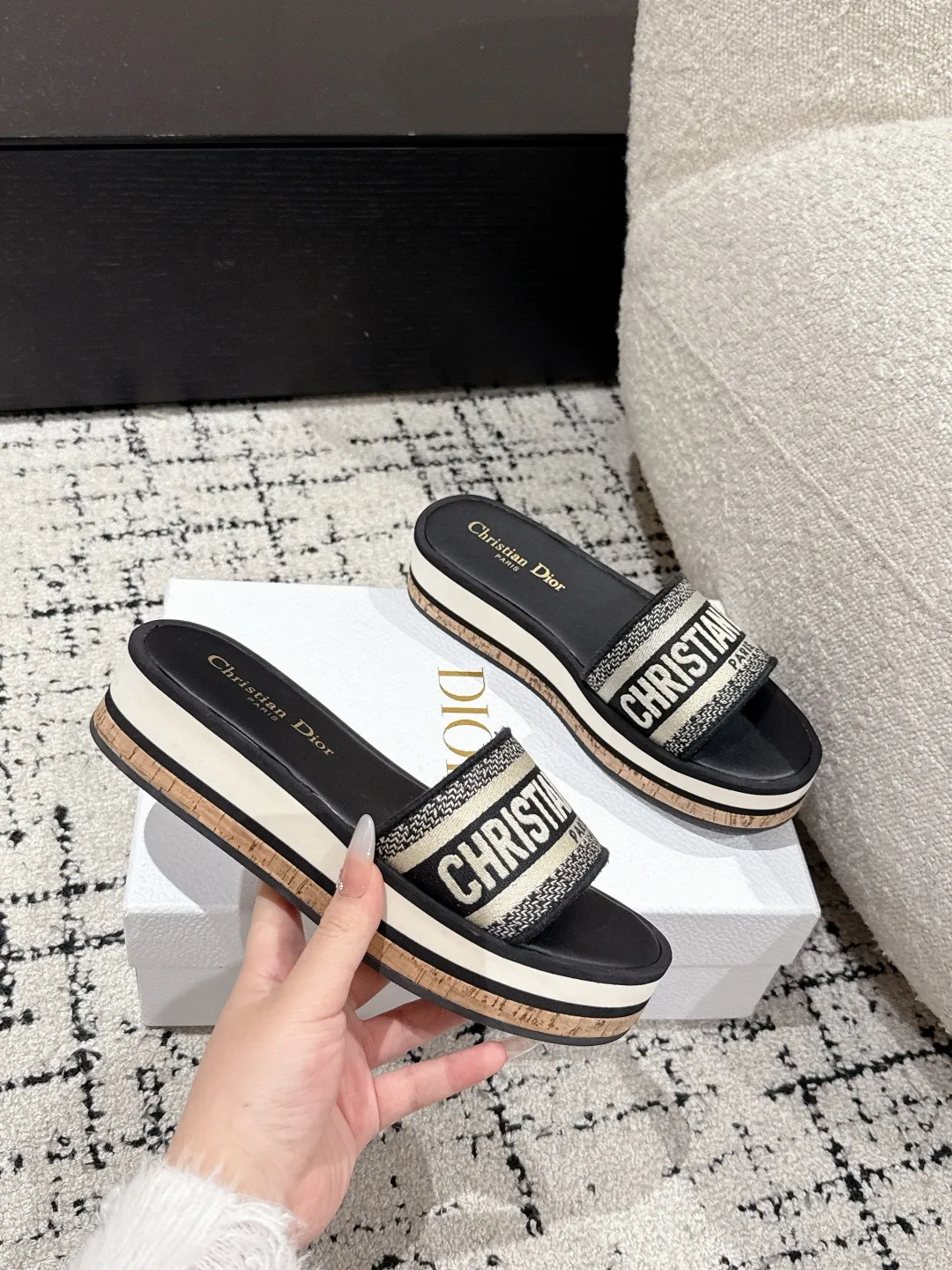 💕💕Factory direct selling price p440💕💕 DIOR Dior Dway fabric embroidered logo open toe 7cm thick sole one-word strap slippers CD letter logo three-dimensional embroidery thick bottom round toe open toe slippers The original development of the top version on the market, soft and delicate foot feel, extremely comfortable.  ✔️Upper: imported electro-embroidered cotton technical fabric ✔️Inner lining: water-dyed cowhide foot pad lining ✔️Outsole: original combination outsole ✔️Sole thickness: 7cm ✔️Size: #35-41 (40.41. Customized, non-refundable and non-exchangeable)